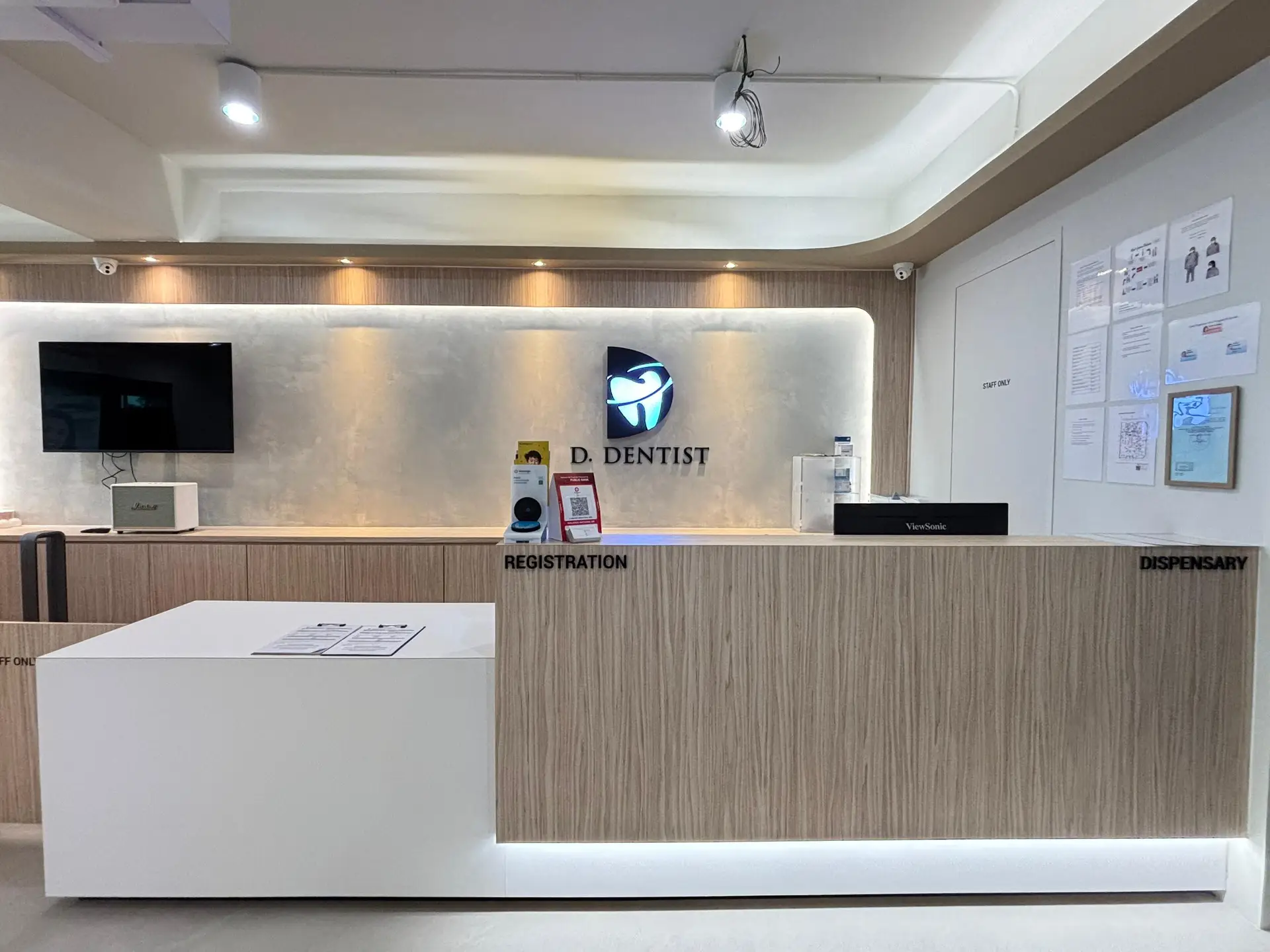 A modern, clean reception counter in D Dentist's Tabuan Jaya branch in Kuching.