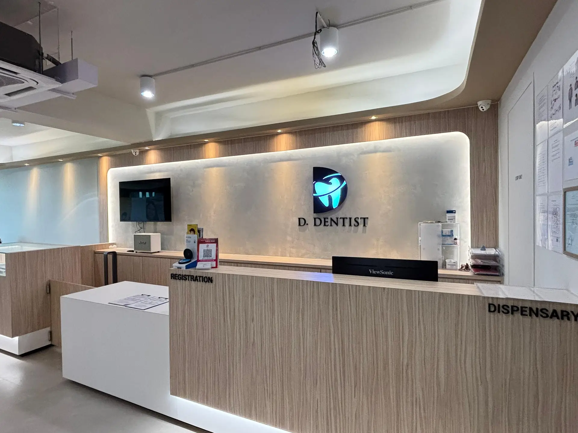 A modern, clean reception counter in D Dentist's Tabuan Jaya branch in Kuching.